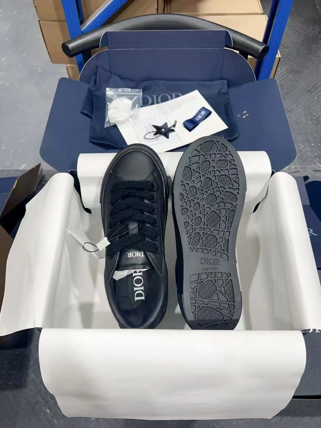 👟👟Ex-factory price 560👟👟 𝐃𝐢𝐨𝐫 𝐱 𝐒𝐭𝐨𝐧𝐞 𝐈𝐬𝐥𝐚𝐧𝐝 𝐁𝟯𝟯 Dior co-branded Stone Island new casual sports shoes Skateboard shoes 111111111 This B33 sneaker comes from the DIOR AND STONE ISLAND limited series. It is a new interpretation of the classic tennis shoe. The fashionable silhouette highlights the heavy texture. The black-dyed cotton has a delicate wash and soft texture, and is finished with the classic Oblique print on the sides, paying homage to the exceptional craftsmanship of the exclusive collaboration. The tongue is embossed with the Dior signature, while cannage panels on the front, DIOR AND STONE ISLAND signature on the back and insole. The rubber outsole features the Dior Oblique pattern, while a contrasting Dior 30 Avenue Montaigne signature on the rear adds style. It can add a modern touch to various casual looks, and can also be matched with other DIOR AND STONE ISLAND items. Exquisite packaging at the delivery counter🛍📦 Customized cowhide material, sheepskin lining, original molded outsole Size: 35-45